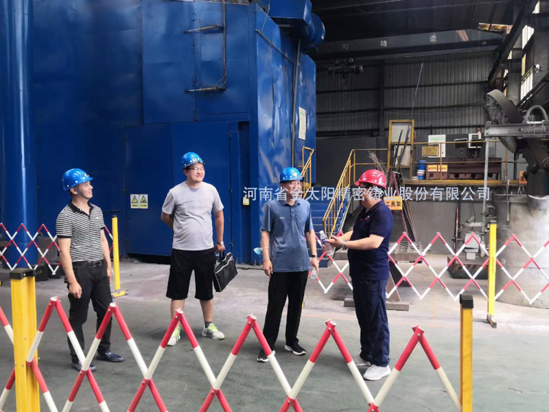 市（shì）工（gōng）信局領（lǐng）導蒞臨（lín）嫩草影院鑄業調研指導防汛工作